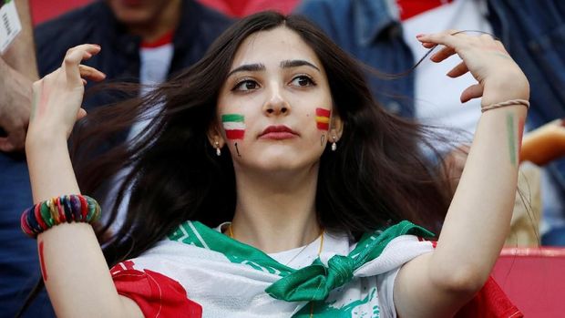 Suporter Wanita Iran Menonton Sepak Bola di Stadion Teheran Untuk Pertama Kalinya Sejak 1979