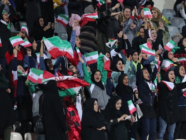 Presiden FIFA Gianni Infantino mendesak Iran untuk mengizinkan penggemar wanita masuk ke stadion